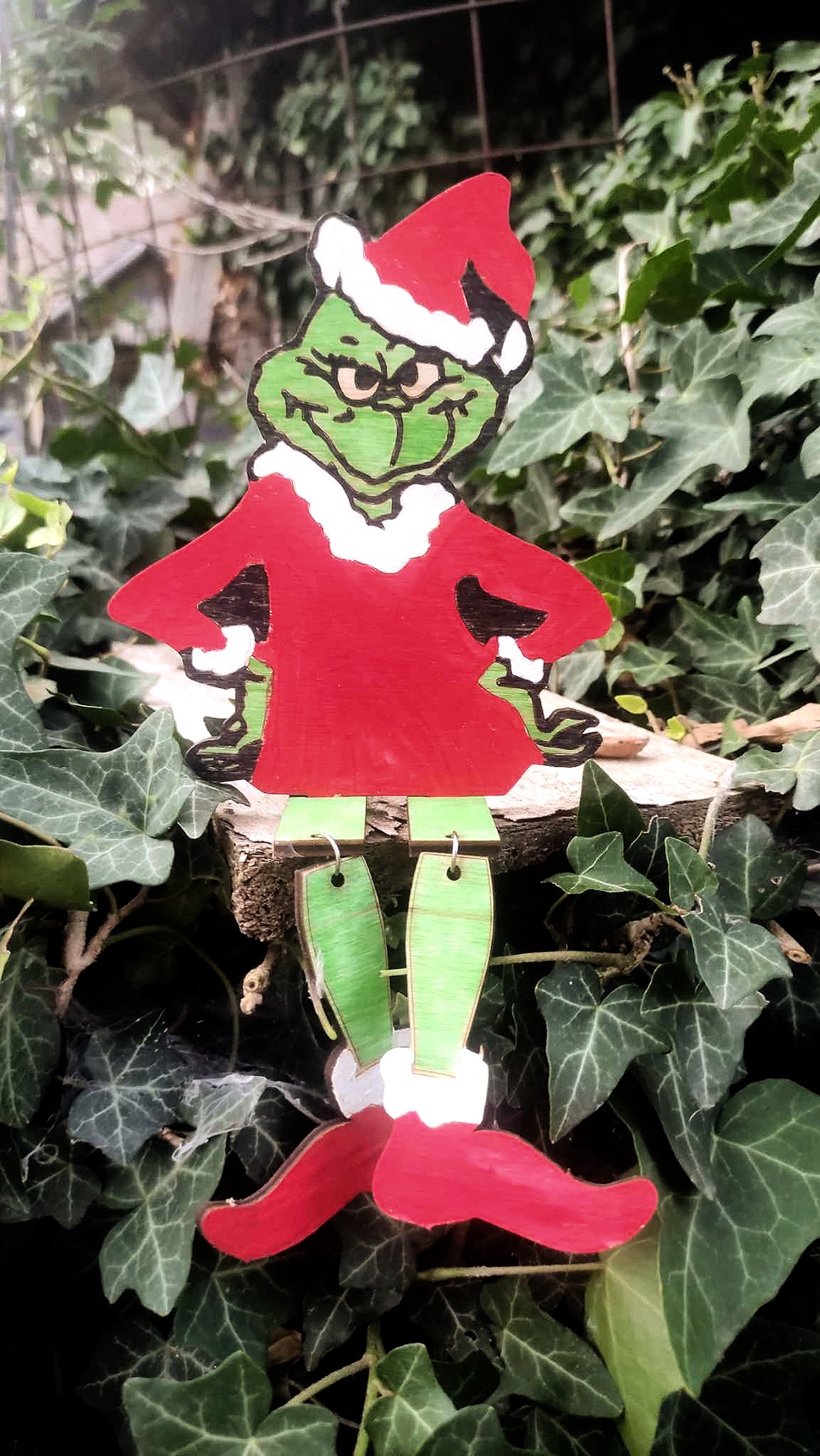 Figurină Grinch șezând din lemn - - Artynos.ro Figurină Grinch șezând din lemn - - Artynos.ro