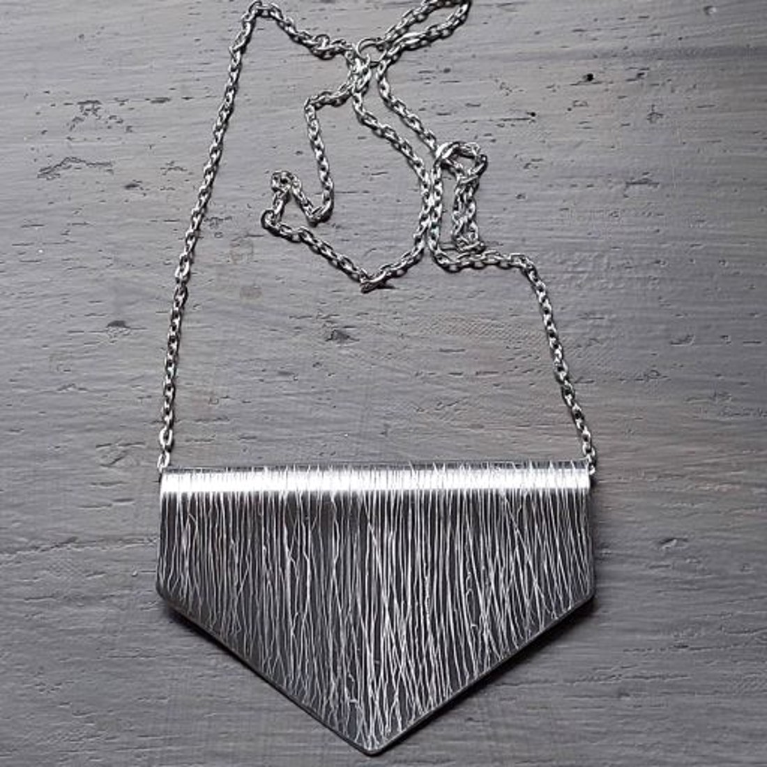 Pandantiv cu design minimalist din aluminiu lucios, ușor, pe un lanț argintiu -  - Artynos.ro Pandantiv cu design minimalist din aluminiu lucios, ușor, pe un lanț argintiu -  - Artynos.ro