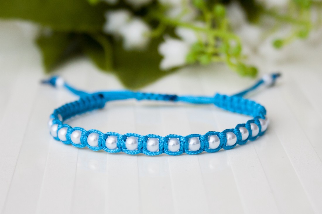 Brățară macramé împletită - Mărgele albastru/alb -  - Artynos.ro