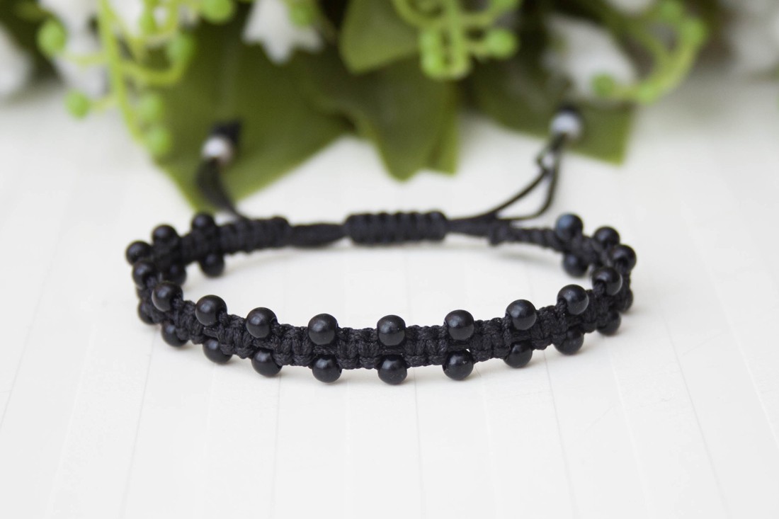 Brățară macramé împletită - Mărgele negru - bijuterii - brățări - brățări împletite - Artynos.ro Brățară macramé împletită - Mărgele negru - bijuterii - brățări - brățări împletite - Artynos.ro