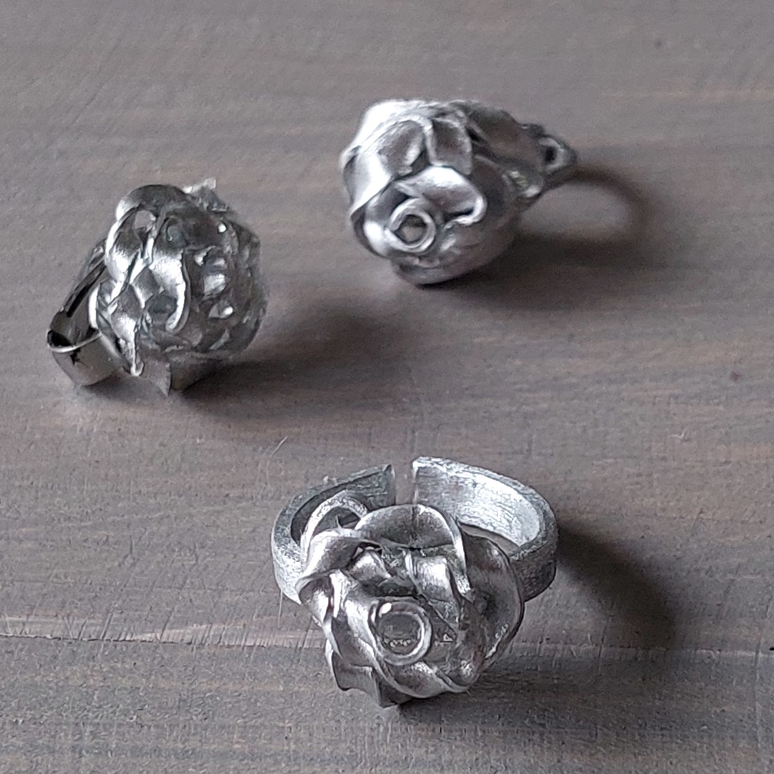 Cercei și inel Rose din aluminiu -  - Artynos.ro Cercei și inel Rose din aluminiu -  - Artynos.ro