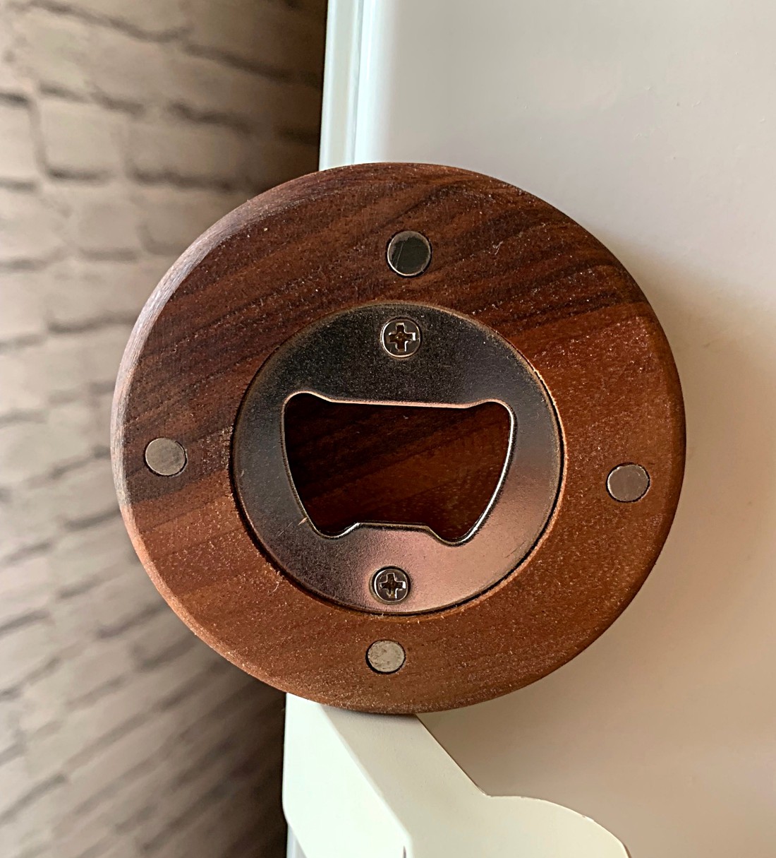 Desfăcător de sticle din lemn magnetic, gravat și personalizat. - - Artynos.ro Desfăcător de sticle din lemn magnetic, gravat și personalizat. - - Artynos.ro