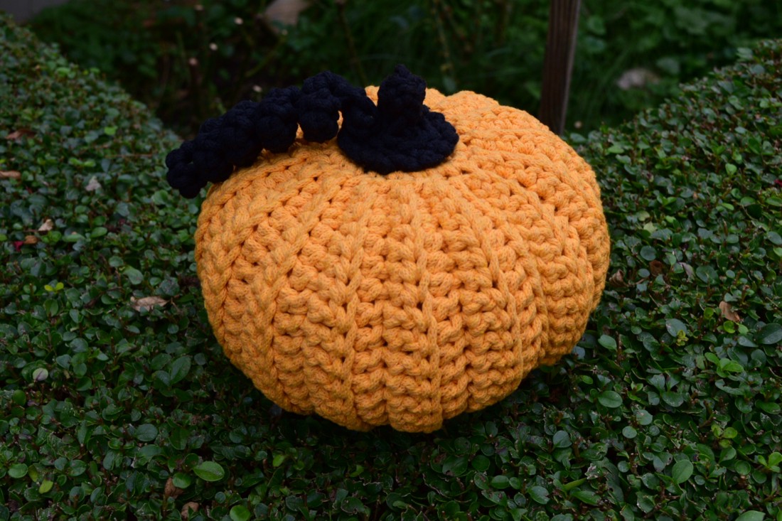 Dovleac mare croșetat (galben-lămâie-negru) pentru Halloween -  - Artynos.ro