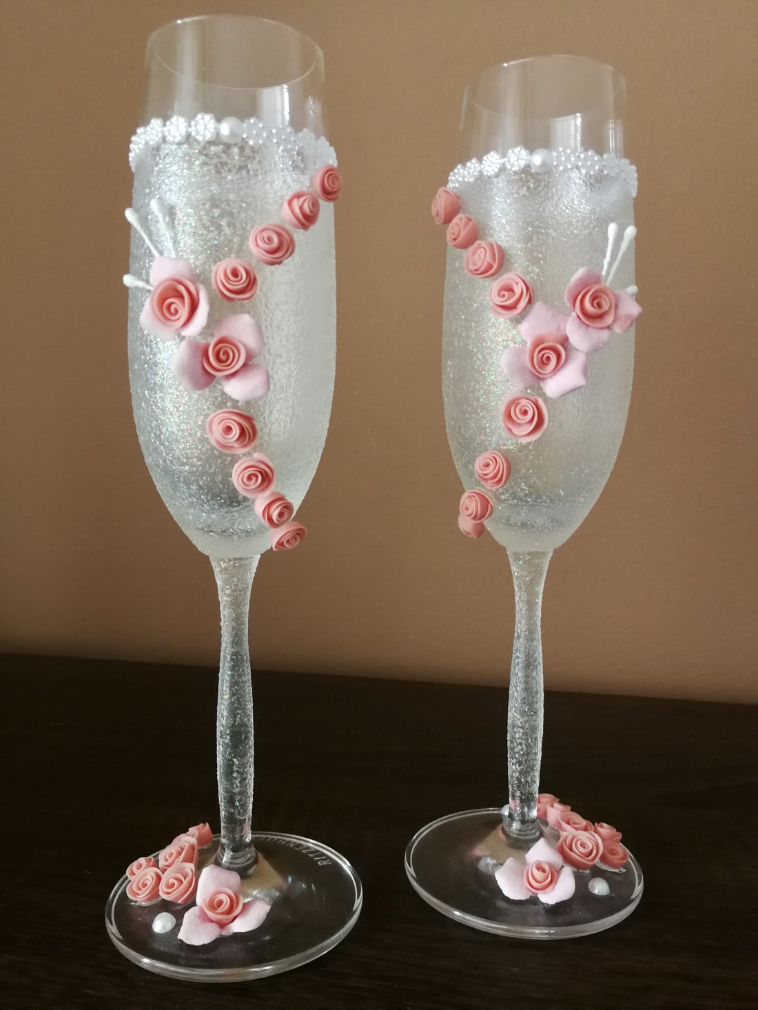 Pahare de șampanie de nuntă unice... decorate cu flori de lut! - - Artynos.ro Pahare de șampanie de nuntă unice... decorate cu flori de lut! - - Artynos.ro