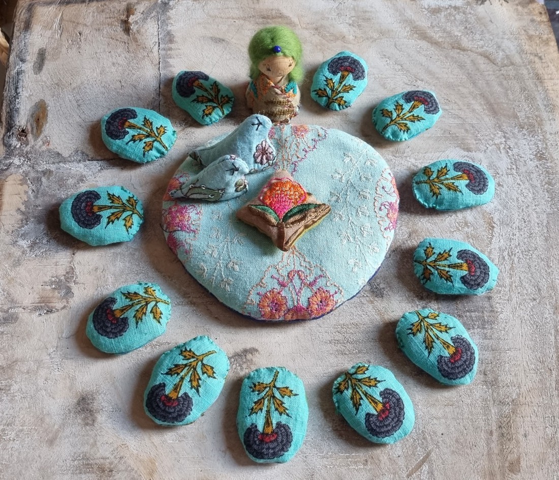 Un an pe insulă - quilting textil pentru copii - jucării și echipamente pentru copii - jocuri de gândire - curcubeu montessori, jocuri waldorf - Artynos.ro