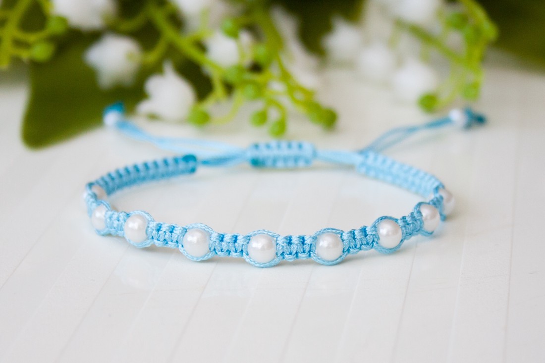 Brățară macramé împletită - Perle albastru deschis/alb - - Artynos.ro Brățară macramé împletită - Perle albastru deschis/alb - - Artynos.ro