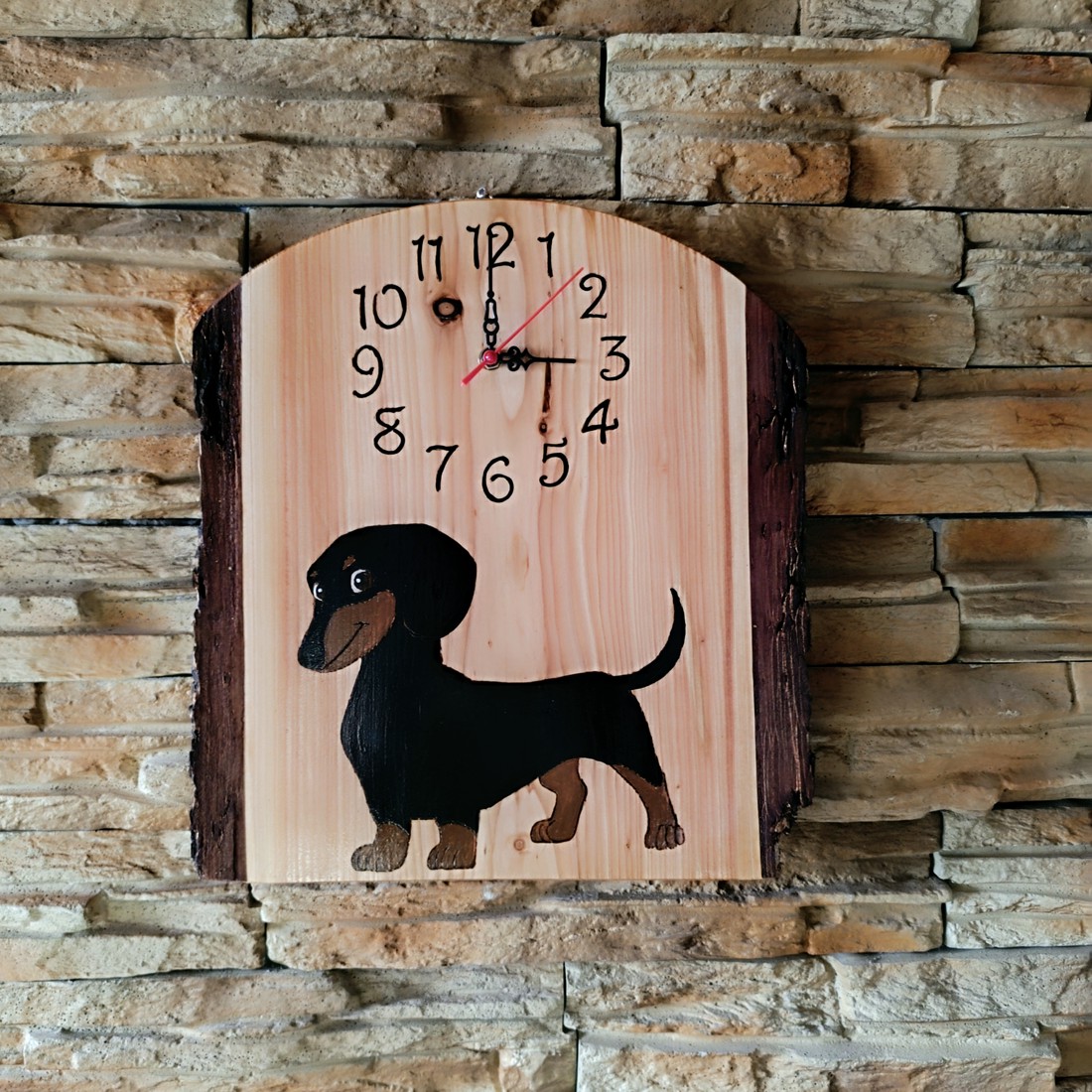 Ceas de perete mare din lemn decorat cu câine teckel -  - Artynos.ro