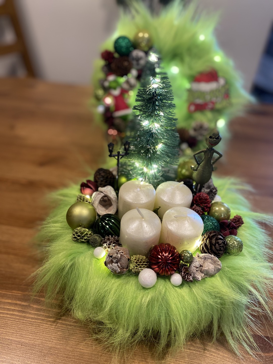 Ușă de Crăciun Grinch și coroană de Advent  -  - Artynos.ro
