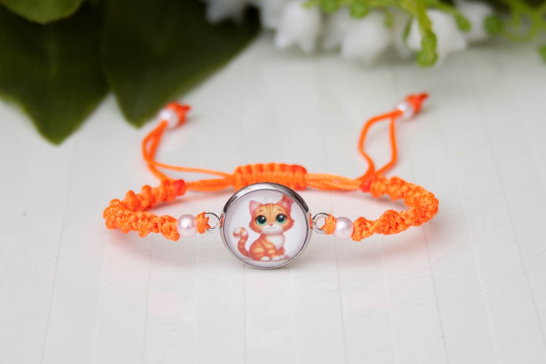 Brățară împletită din macramé pentru copii - Portocaliu cu pisici - bijuterii - brățări - brățări împletite - Artynos.ro