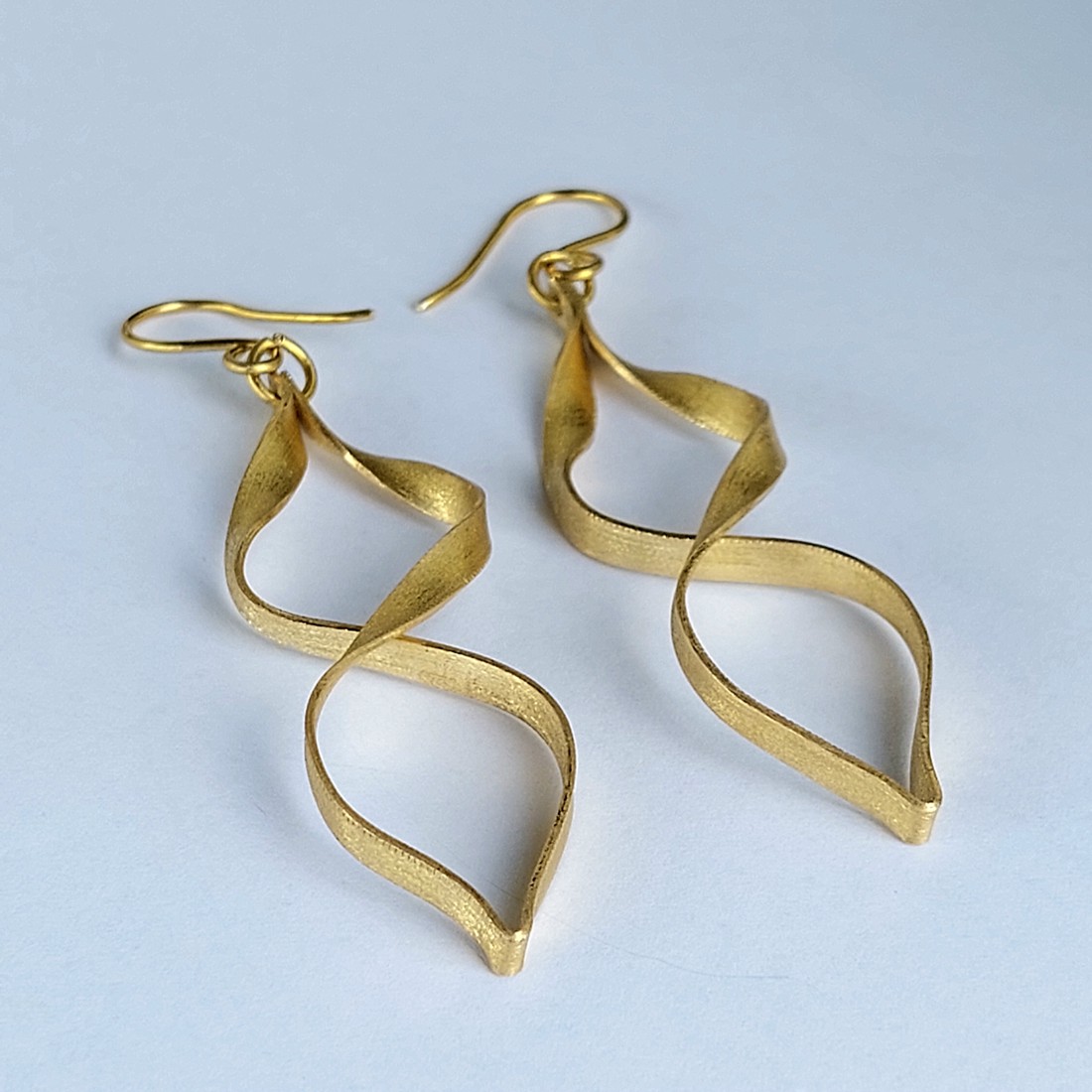 Cercei frumoși din alamă strălucitoare - bijuterii - cercei lungi - Artynos.ro Cercei frumoși din alamă strălucitoare - bijuterii - cercei lungi - Artynos.ro