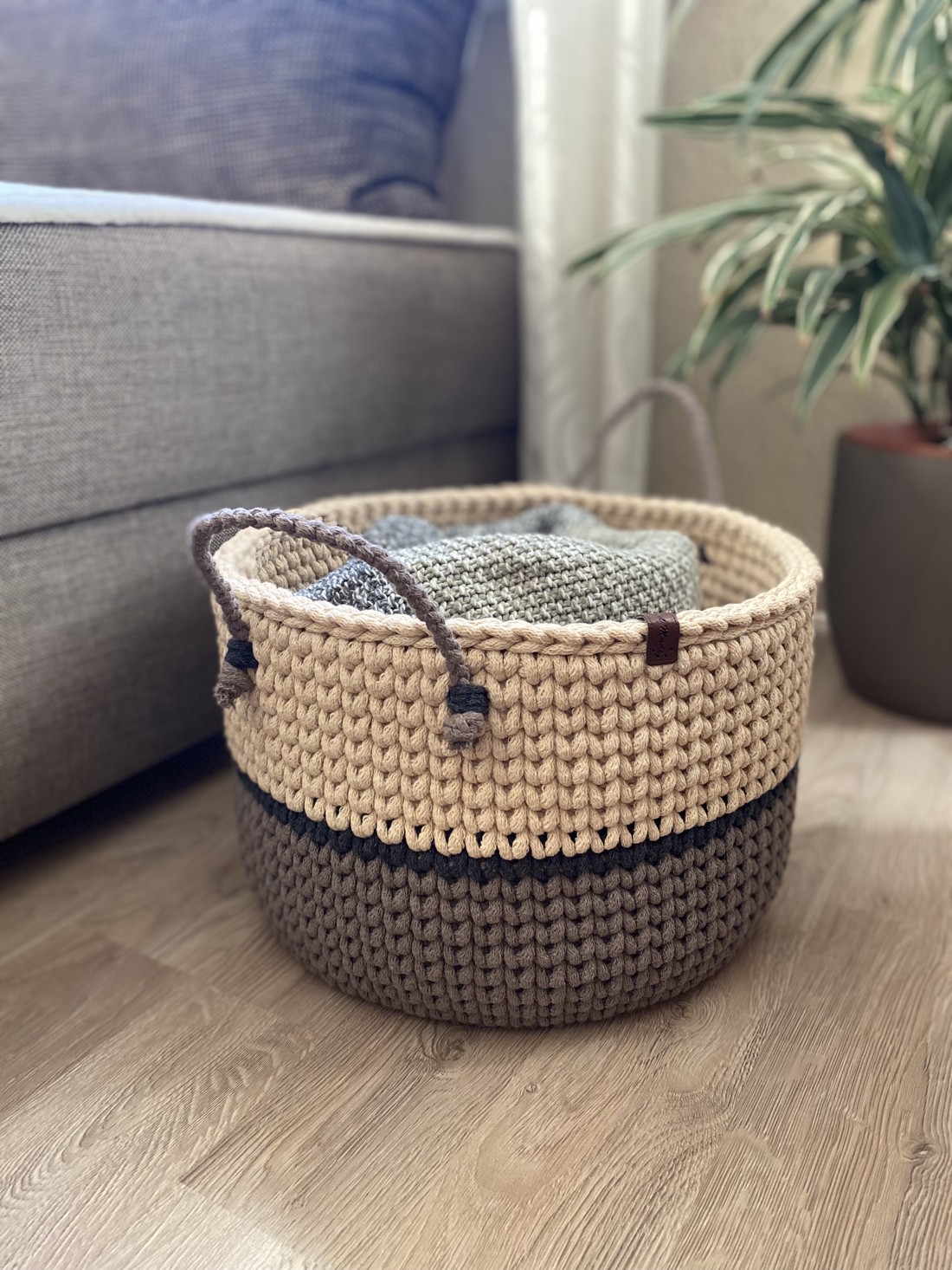 Coș mare de depozitare croșetat - caramel-mocha duo - - Artynos.ro Coș mare de depozitare croșetat - caramel-mocha duo - - Artynos.ro