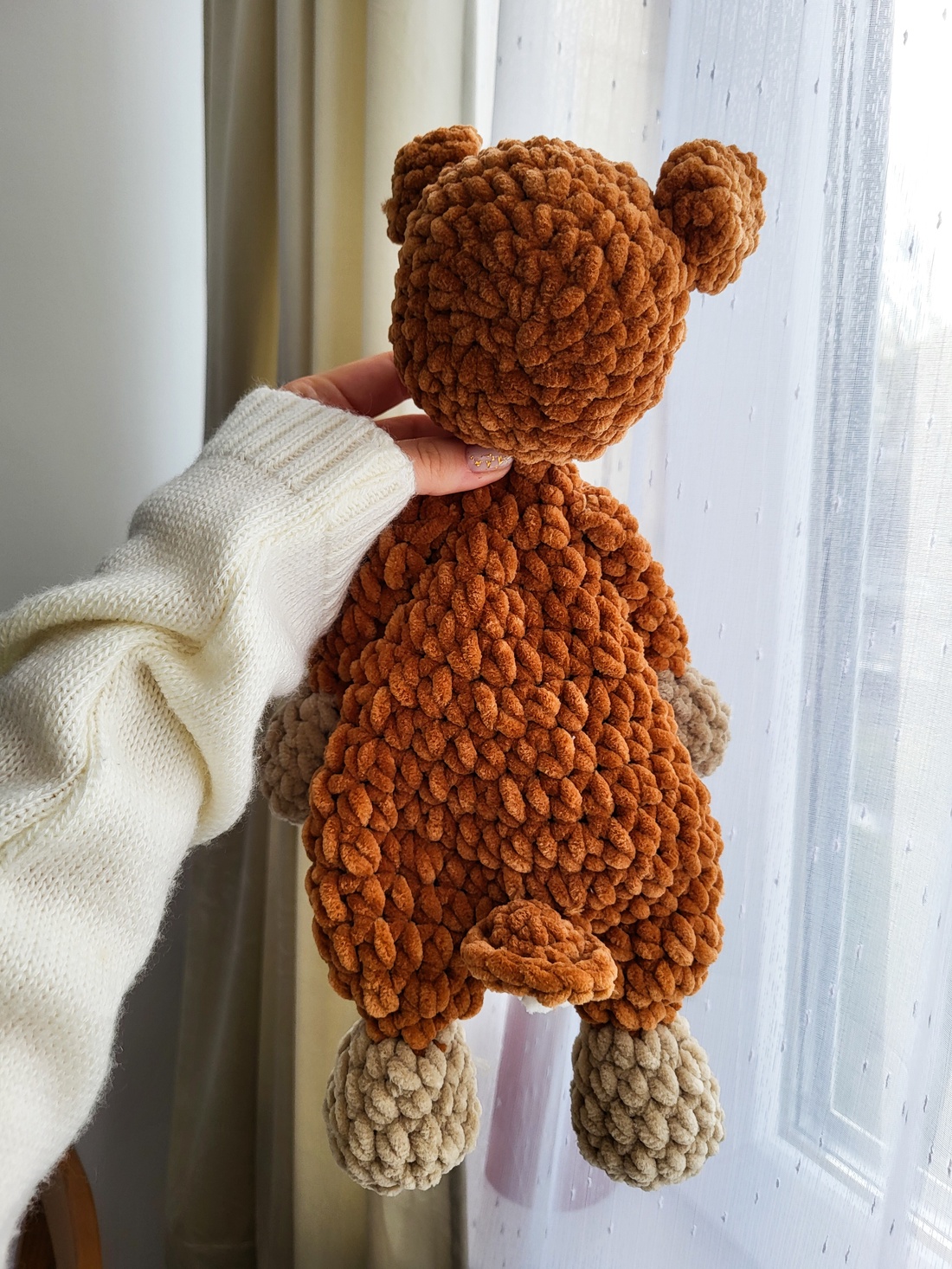 Căprioară croșetată tip snuggler din pluș - jucării și echipamente pentru copii - plușuri - păpușă croșetată, păpușă de pluș - Artynos.ro