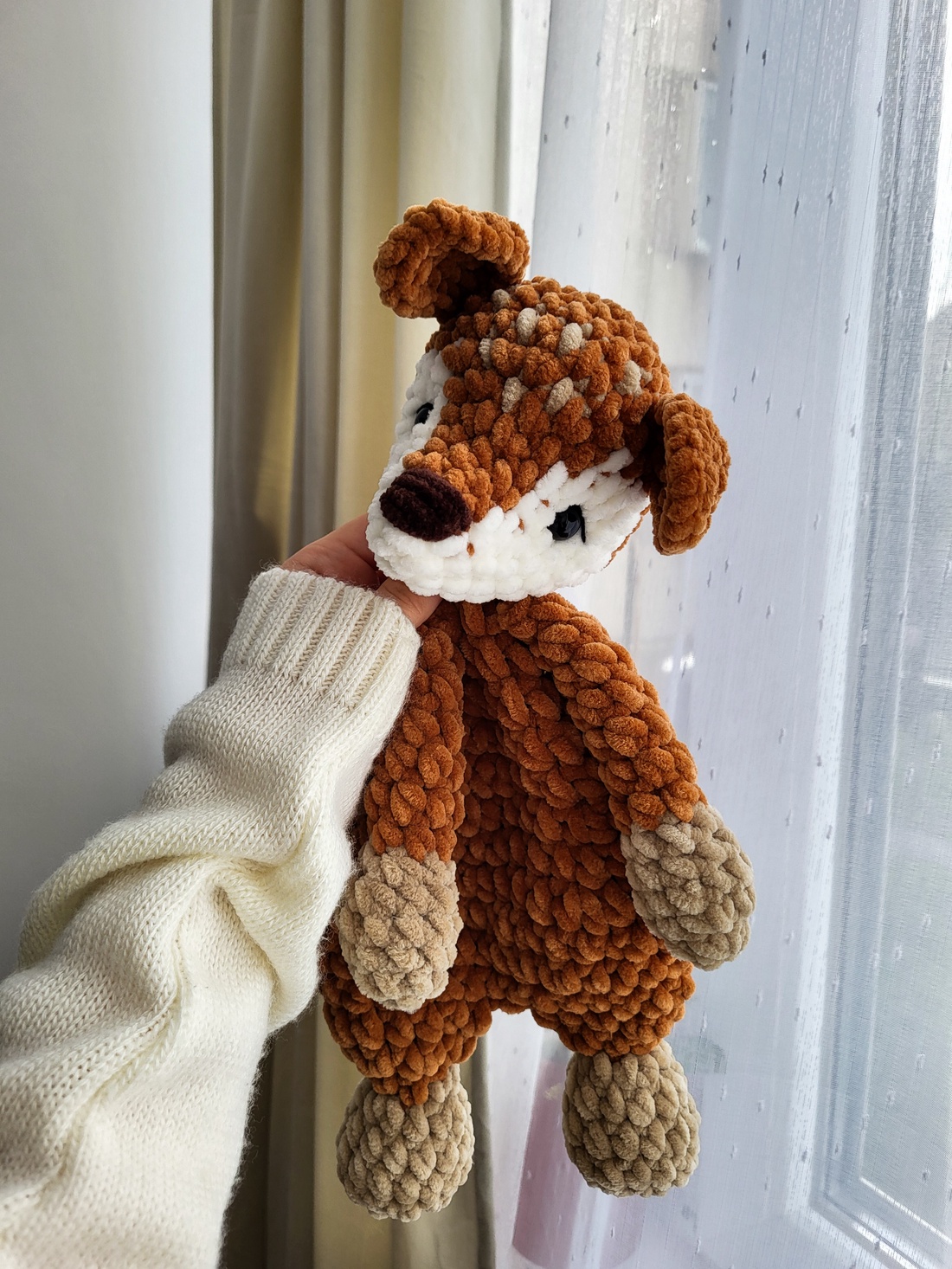 Căprioară croșetată tip snuggler din pluș - jucării și echipamente pentru copii - plușuri - păpușă croșetată, păpușă de pluș - Artynos.ro