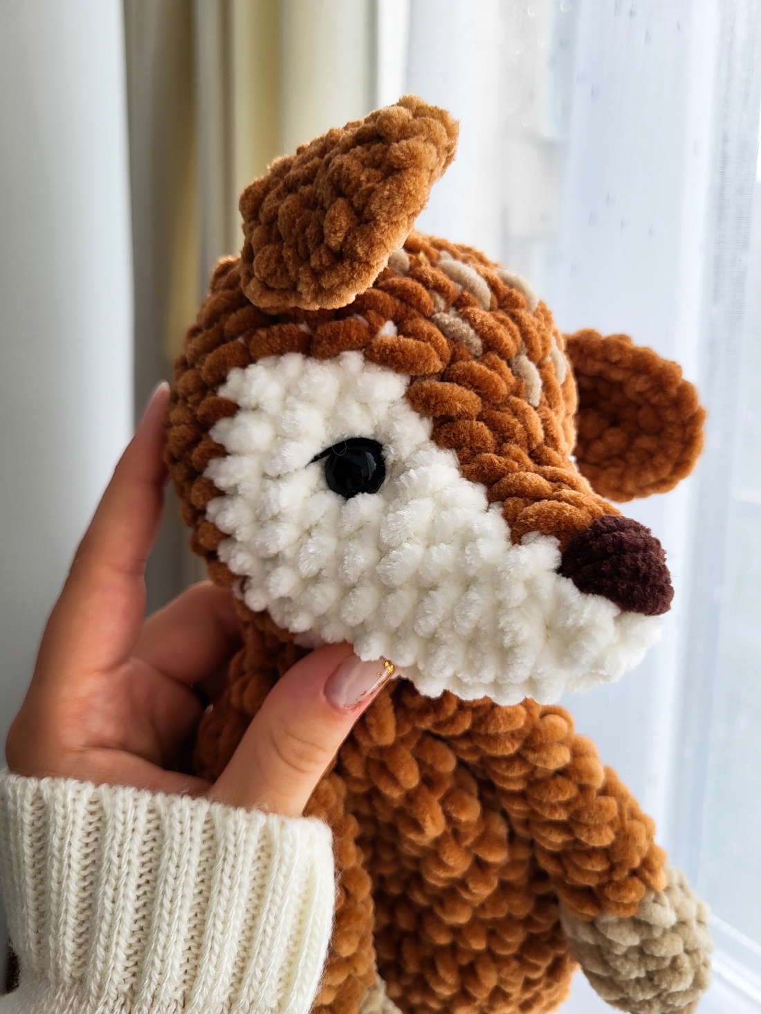 Căprioară croșetată tip snuggler din pluș - jucării și echipamente pentru copii - plușuri - păpușă croșetată, păpușă de pluș - Artynos.ro