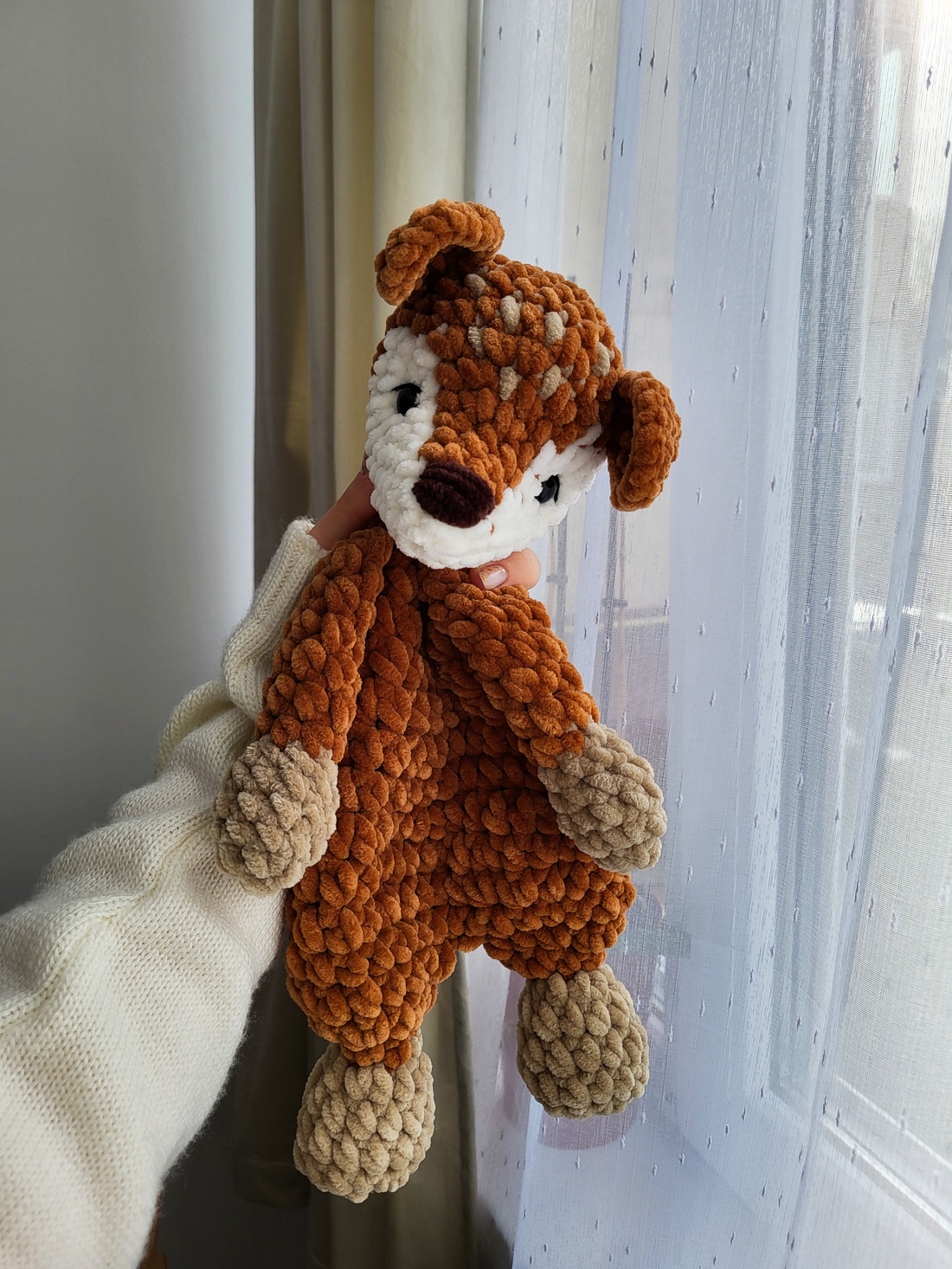 Căprioară croșetată tip snuggler din pluș - jucării și echipamente pentru copii - plușuri - păpușă croșetată, păpușă de pluș - Artynos.ro