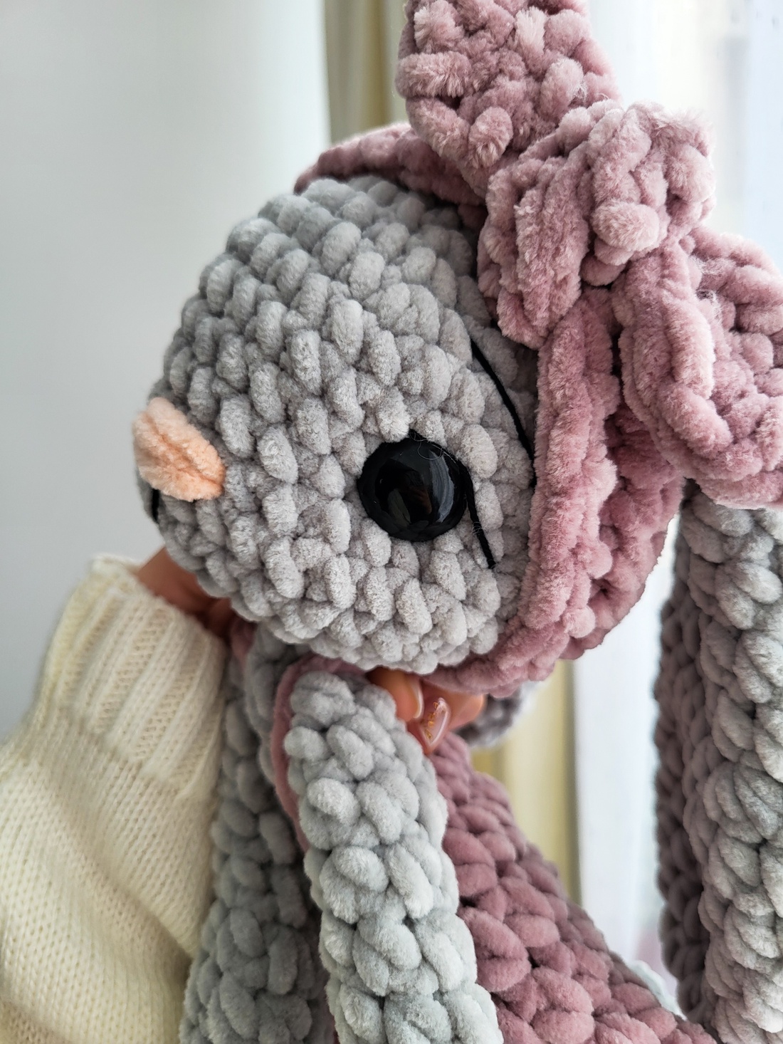 Iepuraș croșetat tip snuggler din pluș - jucării și echipamente pentru copii - plușuri - păpușă croșetată, păpușă de pluș - Artynos.ro