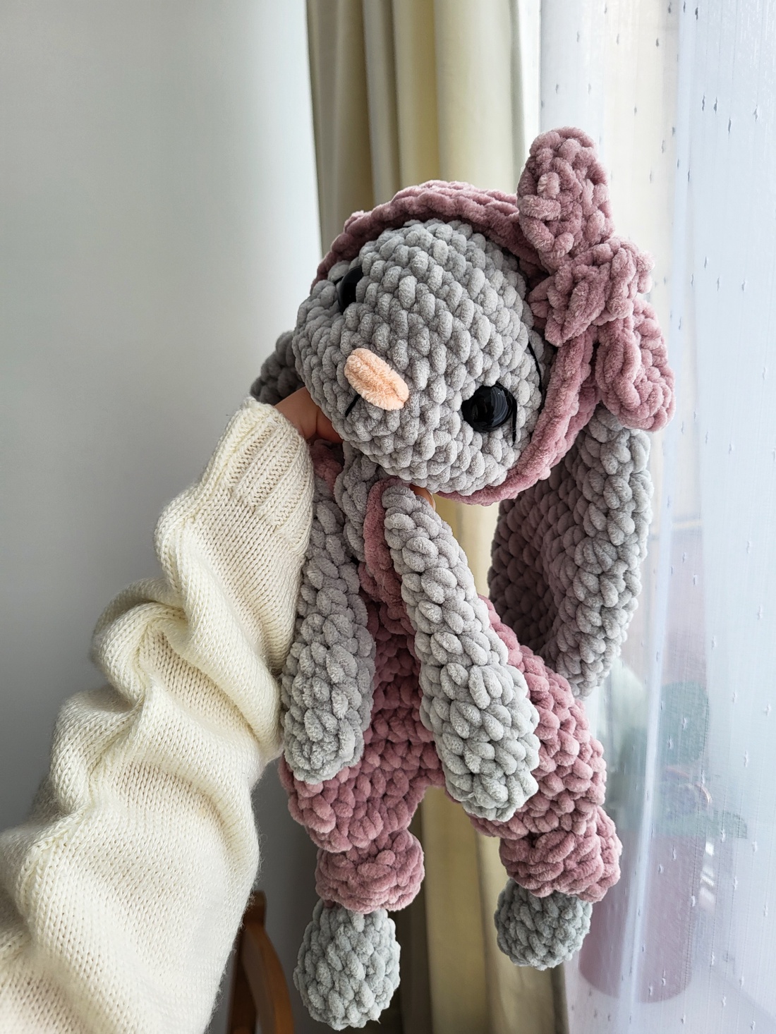 Iepuraș croșetat tip snuggler din pluș - jucării și echipamente pentru copii - plușuri - păpușă croșetată, păpușă de pluș - Artynos.ro