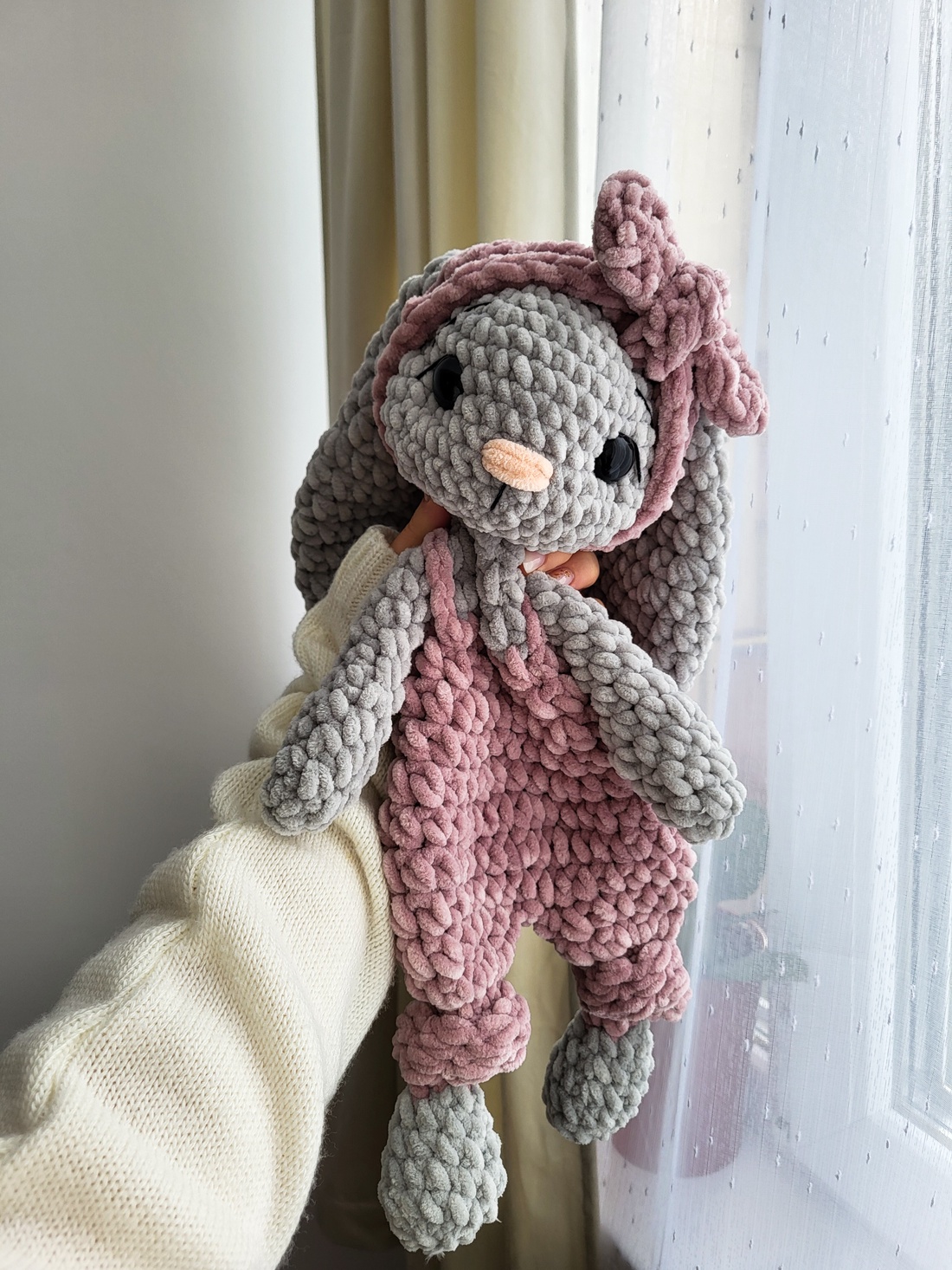 Iepuraș croșetat tip snuggler din pluș - jucării și echipamente pentru copii - plușuri - păpușă croșetată, păpușă de pluș - Artynos.ro