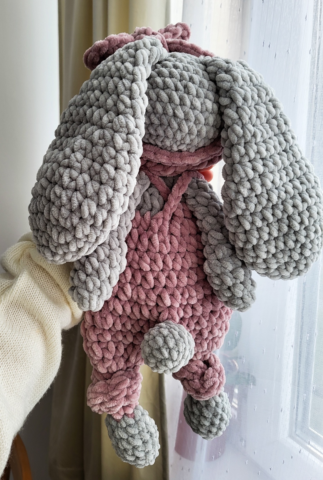 Iepuraș croșetat tip snuggler din pluș - jucării și echipamente pentru copii - plușuri - păpușă croșetată, păpușă de pluș - Artynos.ro