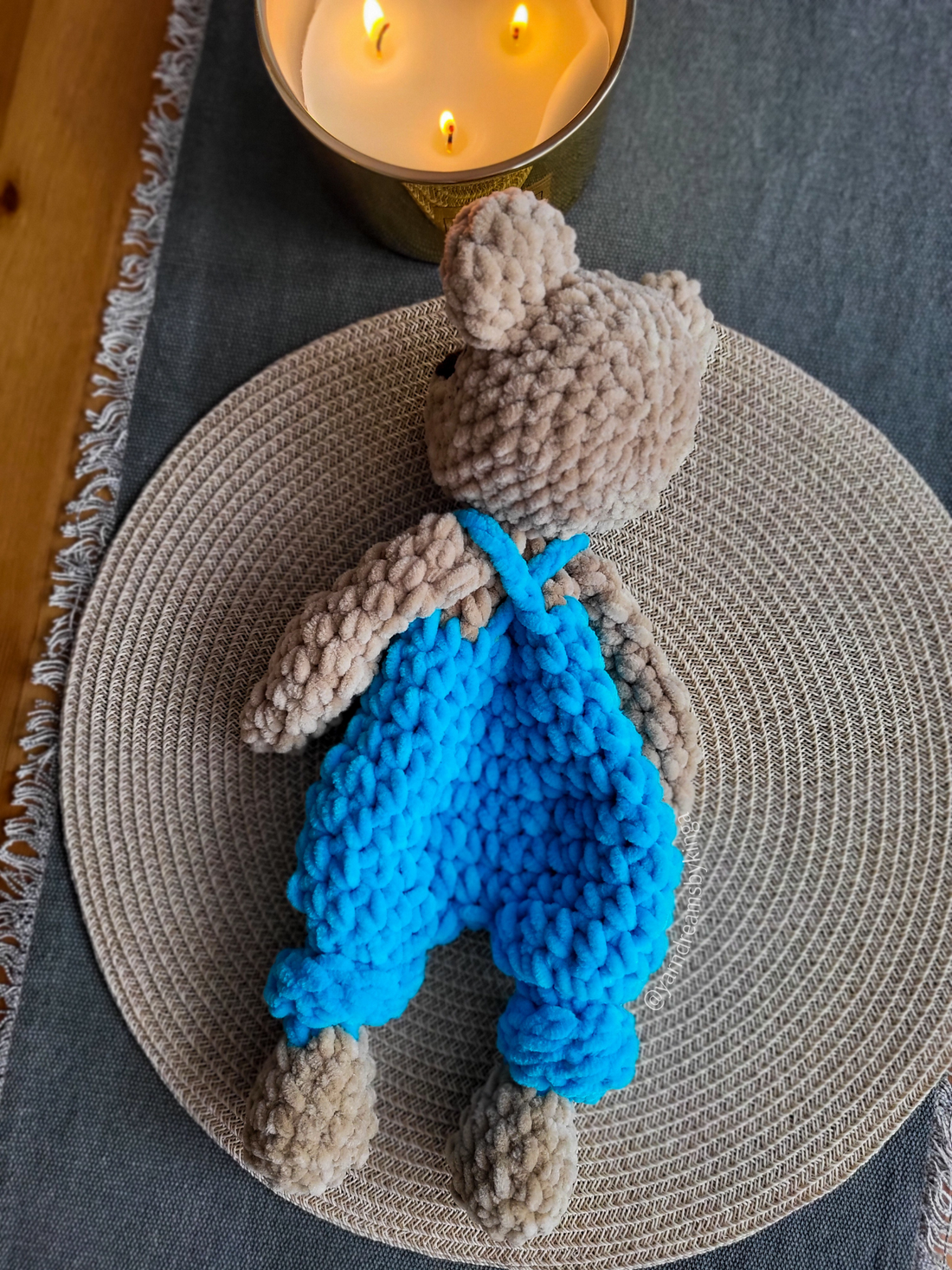 Ursuleț croșetat tip snuggler din pluș - jucării și echipamente pentru copii - plușuri - păpușă croșetată, păpușă de pluș - Artynos.ro