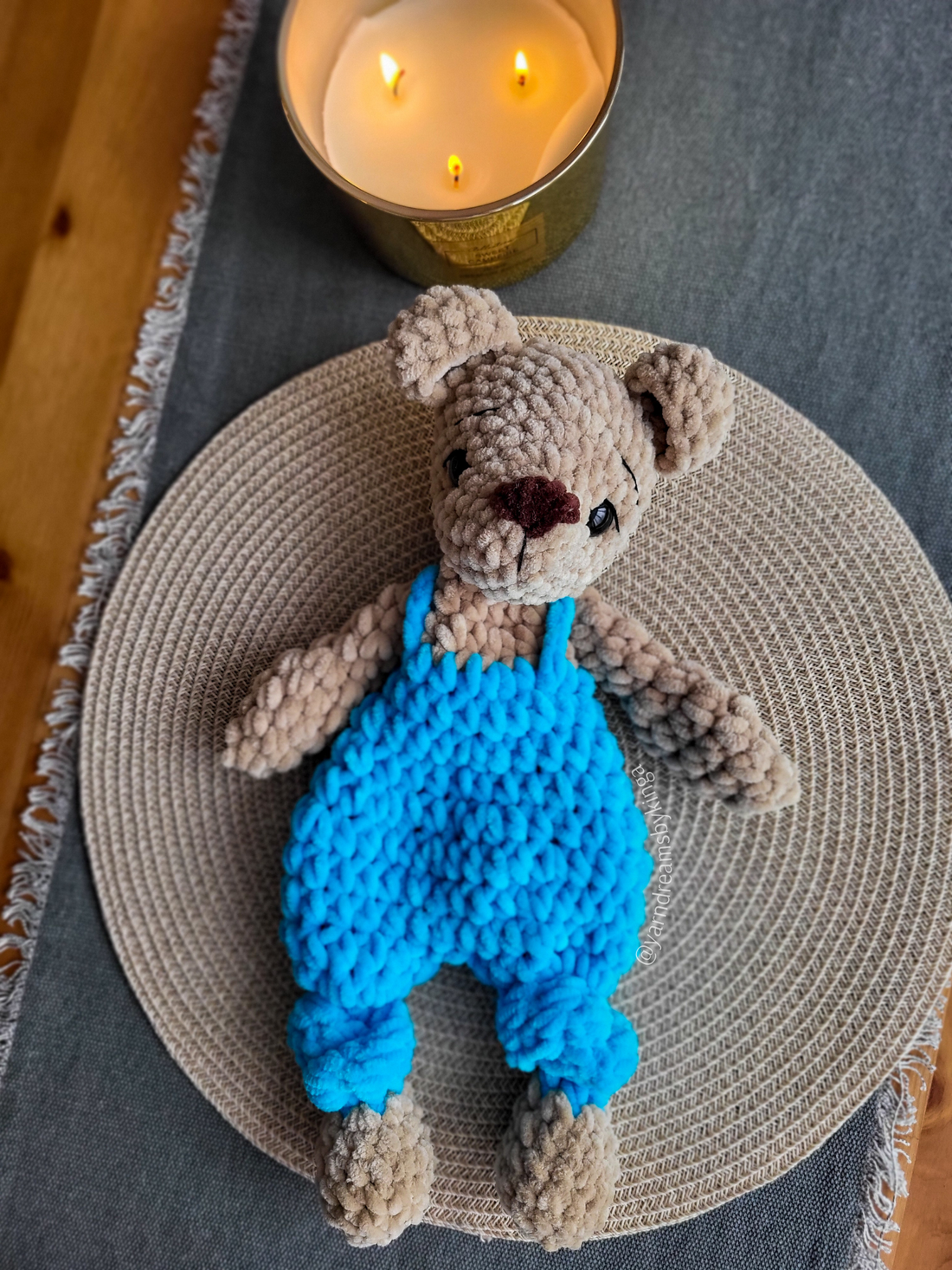 Ursuleț croșetat tip snuggler din pluș - jucării și echipamente pentru copii - plușuri - păpușă croșetată, păpușă de pluș - Artynos.ro