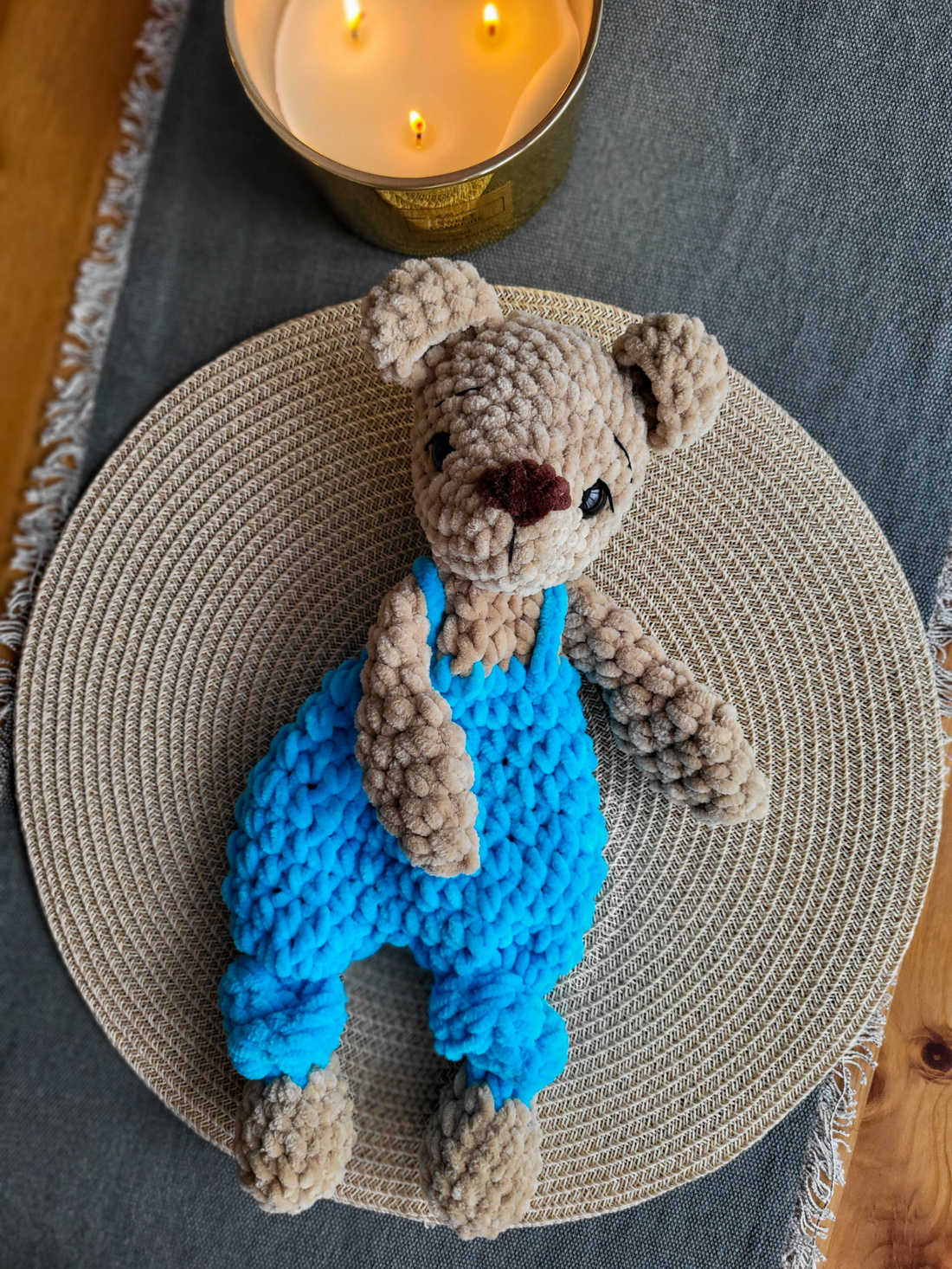 Ursuleț croșetat tip snuggler din pluș - jucării și echipamente pentru copii - plușuri - păpușă croșetată, păpușă de pluș - Artynos.ro