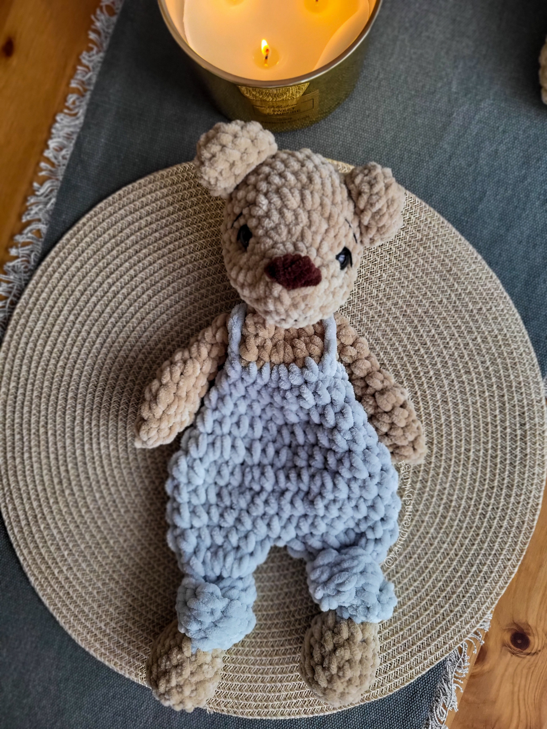 Ursuleț croșetat tip snuggler din pluș - jucării și echipamente pentru copii - plușuri - păpușă croșetată, păpușă de pluș - Artynos.ro