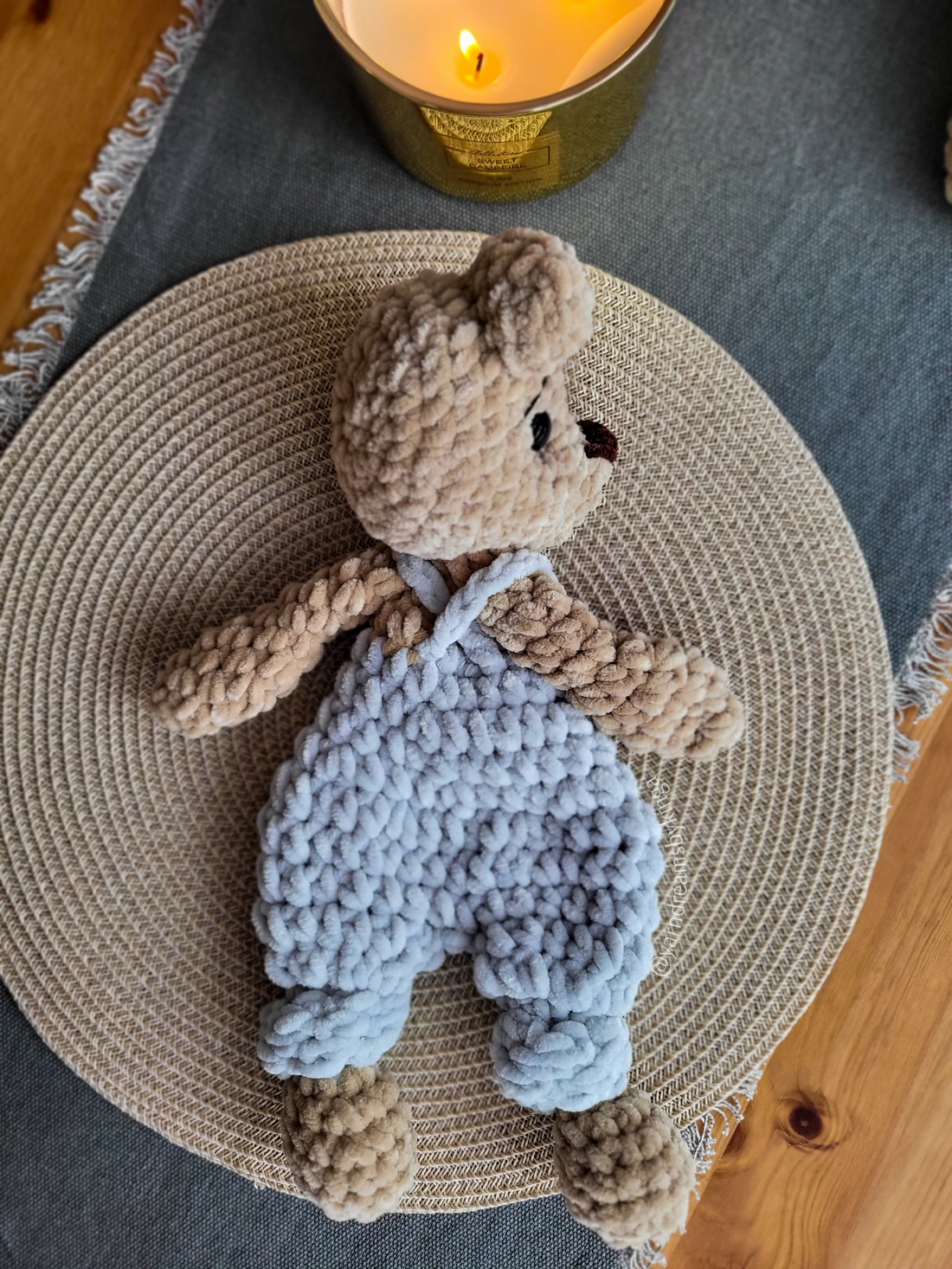 Ursuleț croșetat tip snuggler din pluș - jucării și echipamente pentru copii - plușuri - păpușă croșetată, păpușă de pluș - Artynos.ro