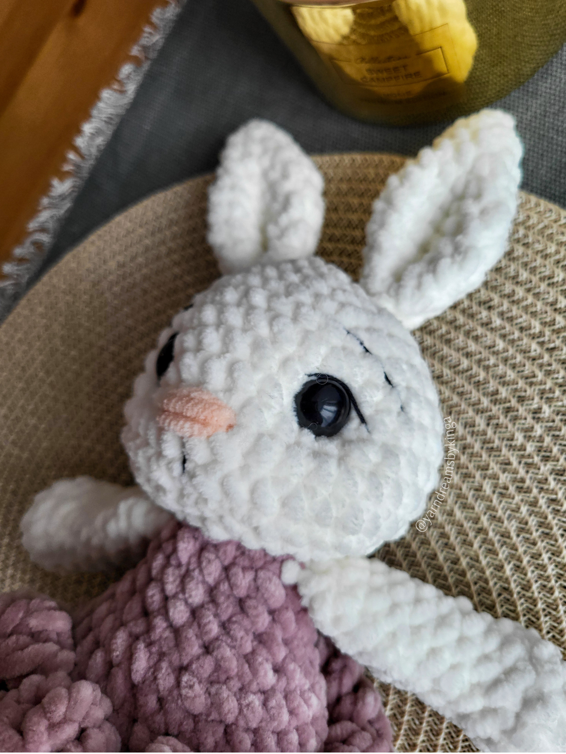 Iepuraș croșetat din pluș - jucării și echipamente pentru copii - plușuri - păpușă croșetată, păpușă de pluș - Artynos.ro