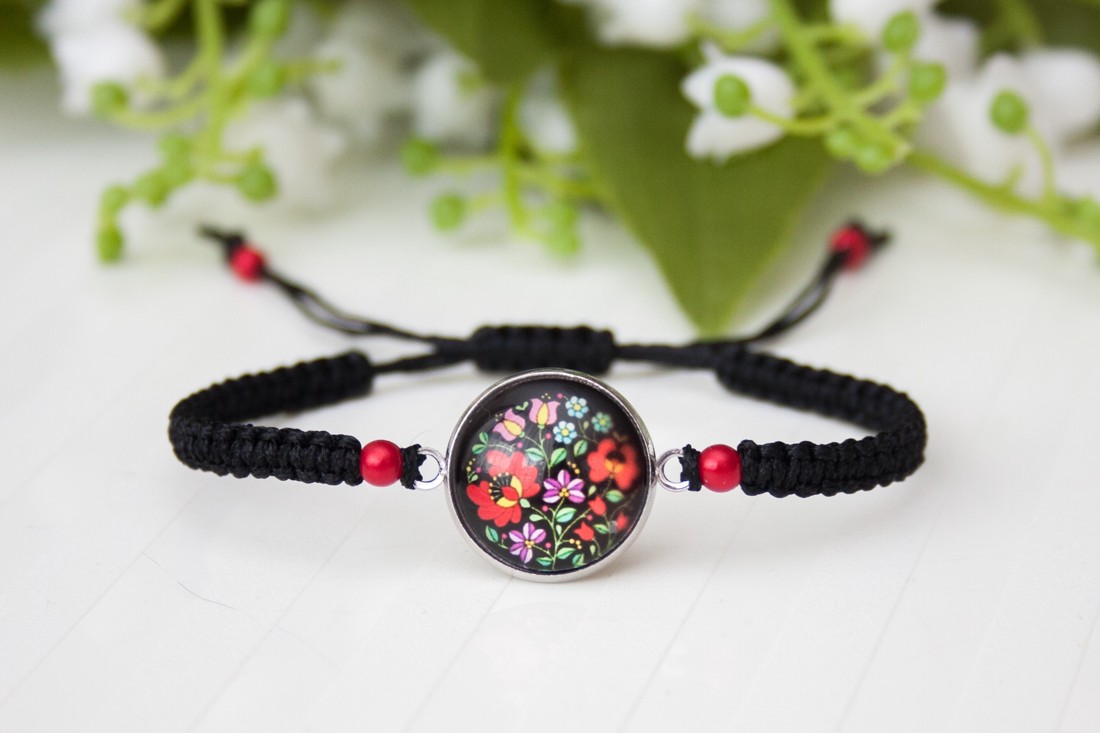 Brățară macramé împletită - Negru cu flori -  - Artynos.ro