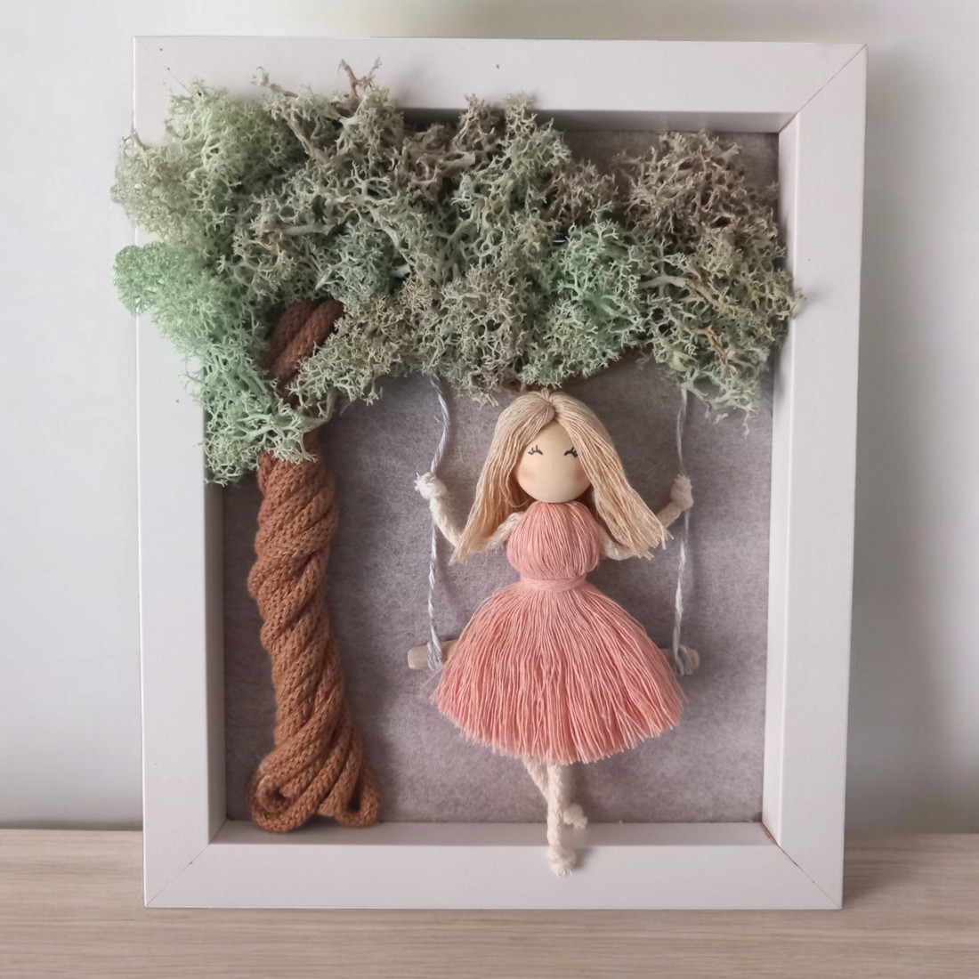 Imagine 3D a unei păpuși care se leagănă sub un copac - - Artynos.ro Imagine 3D a unei păpuși care se leagănă sub un copac - - Artynos.ro