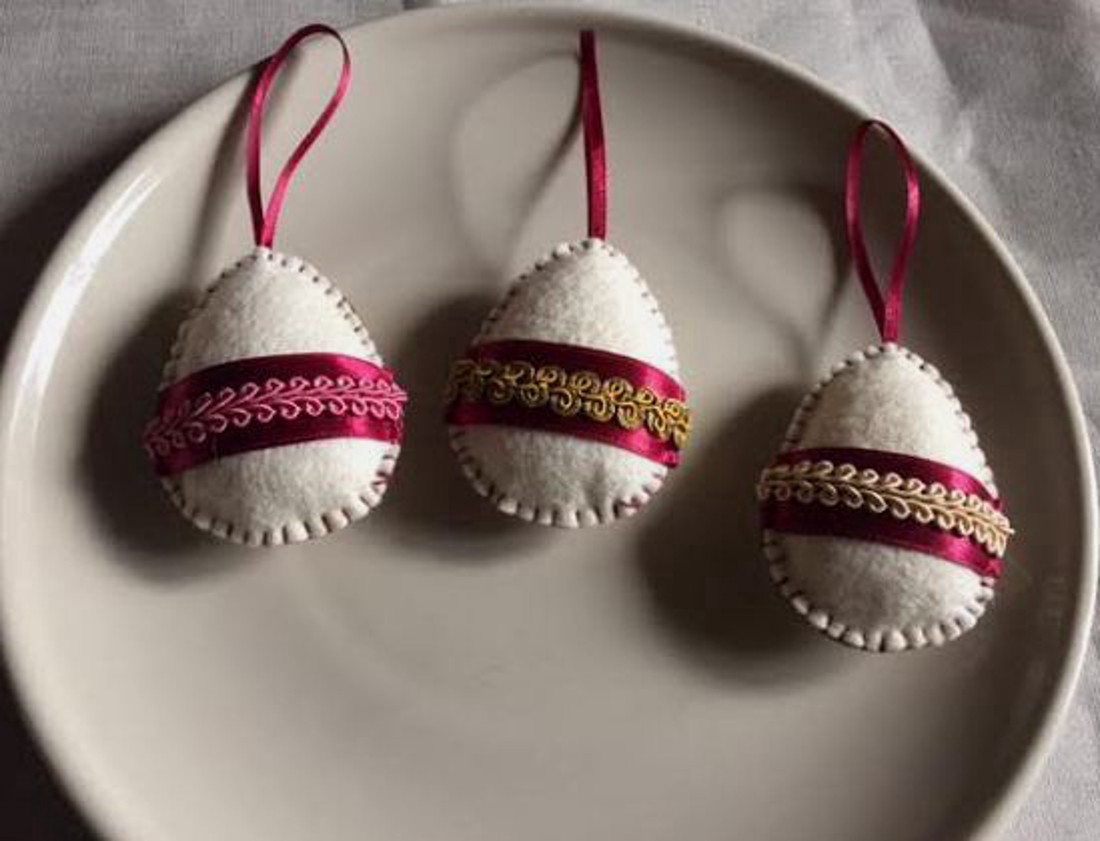 Ouă de Paște din fetru decorate cu fetru - - Artynos.ro Ouă de Paște din fetru decorate cu fetru - - Artynos.ro