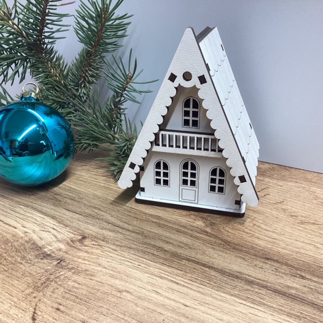 Decorațiuni de masă de Crăciun, lanternă în formă de cabană alpină -  - Artynos.ro Decorațiuni de masă de Crăciun, lanternă în formă de cabană alpină -  - Artynos.ro