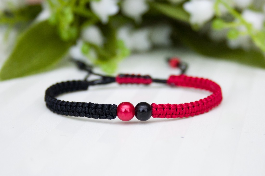 Brățară macramé împletită - Mărgele negru/roșu -  - Artynos.ro