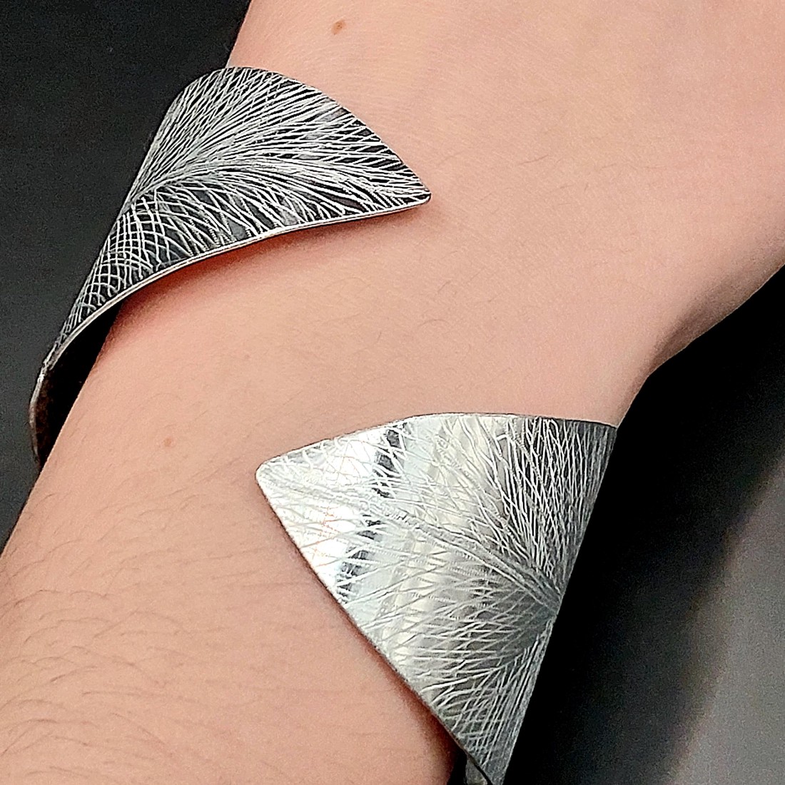 Brățară minimalistă în formă de frunză din aluminiu -  - Artynos.ro Brățară minimalistă în formă de frunză din aluminiu -  - Artynos.ro