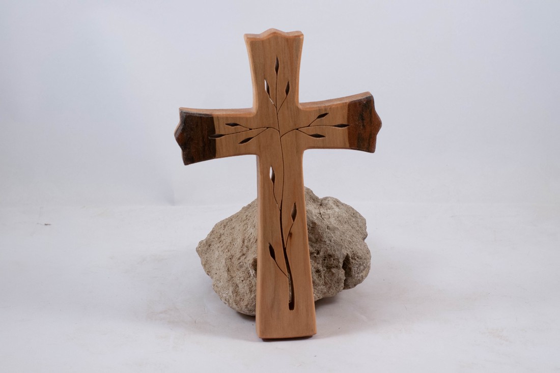 Cruce din lemn modelată, cruce de perete - - Artynos.ro Cruce din lemn modelată, cruce de perete - - Artynos.ro