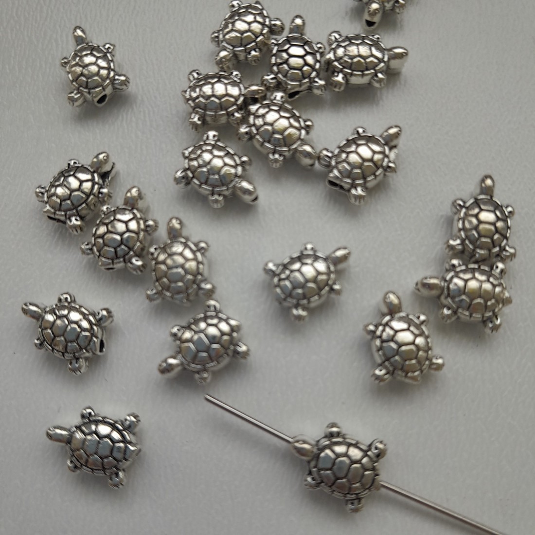 Pandantiv metalic, intermediar - 10x8mm - țestoasă - 10 buc / pachet - culoare argintiu antichizat - - Artynos.ro Pandantiv metalic, intermediar - 10x8mm - țestoasă - 10 buc / pachet - culoare argintiu antichizat - - Artynos.ro