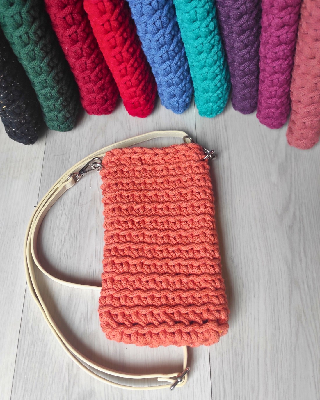 Suport de telefon croșetat în culori la alegere - curea transversală pentru telefoane mobile - genți și portofele - portofele, huse, suporturi - husă telefon - Artynos.ro