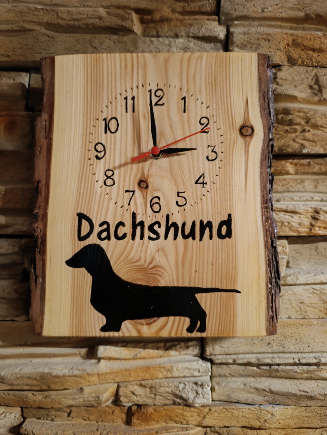 Ceas de perete din lemn cu câine dachshund -  - Artynos.ro