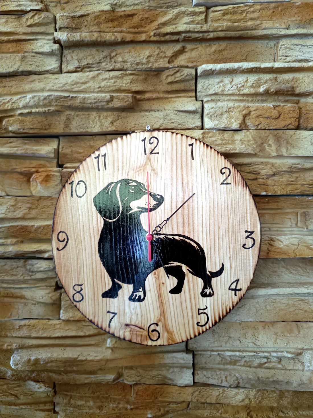Ceas de perete din larice cu diametrul de 30 cm cu teckel - - Artynos.ro Ceas de perete din larice cu diametrul de 30 cm cu teckel - - Artynos.ro