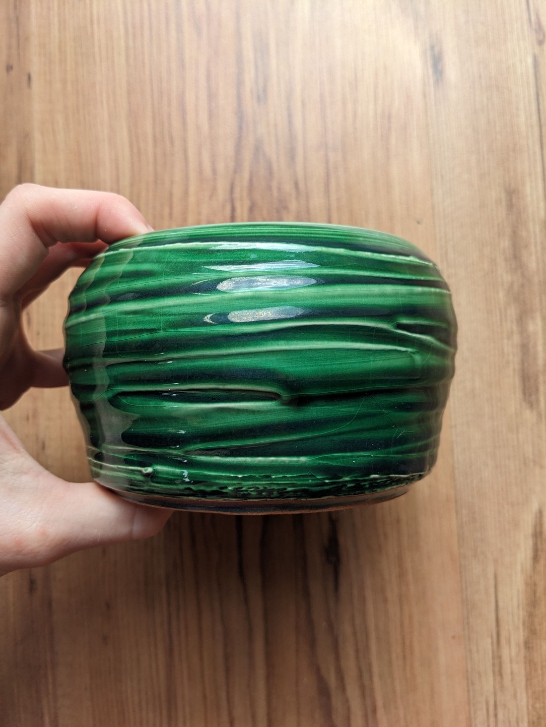 Suport de flori din ceramică verde - - Artynos.ro Suport de flori din ceramică verde - - Artynos.ro