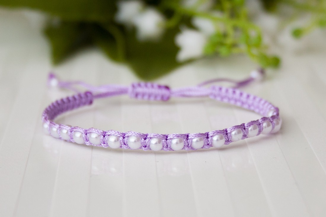Brățară macramé împletită - Mărgele violet deschis/alb -  - Artynos.ro