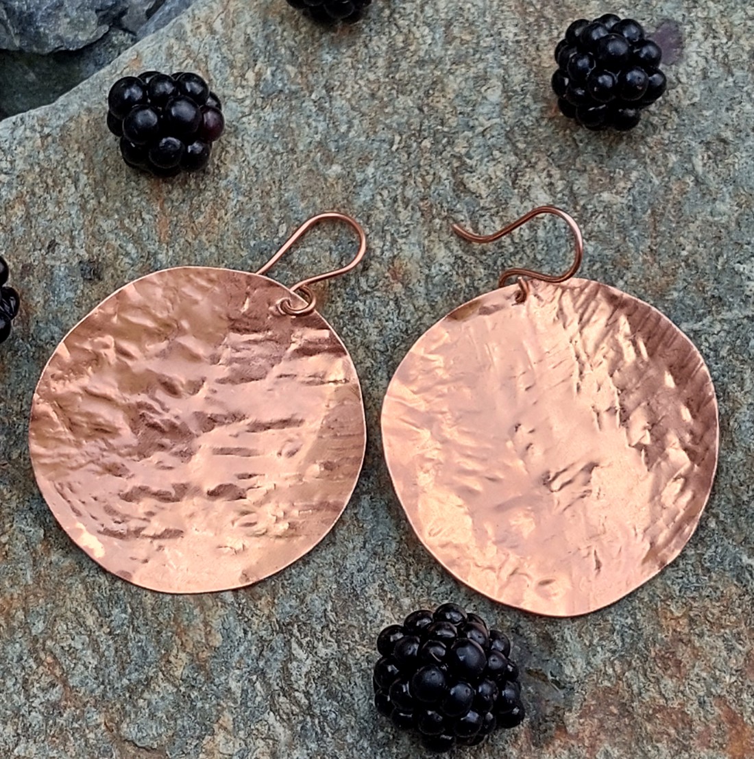 Cercei circulari minimali, unici, din cupru martelat - bijuterii - cercei hoops - Artynos.ro Cercei circulari minimali, unici, din cupru martelat - bijuterii - cercei hoops - Artynos.ro