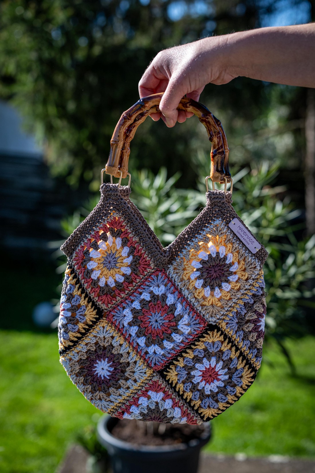 Geantă de mână croșetată colorată - - Artynos.ro Geantă de mână croșetată colorată - - Artynos.ro