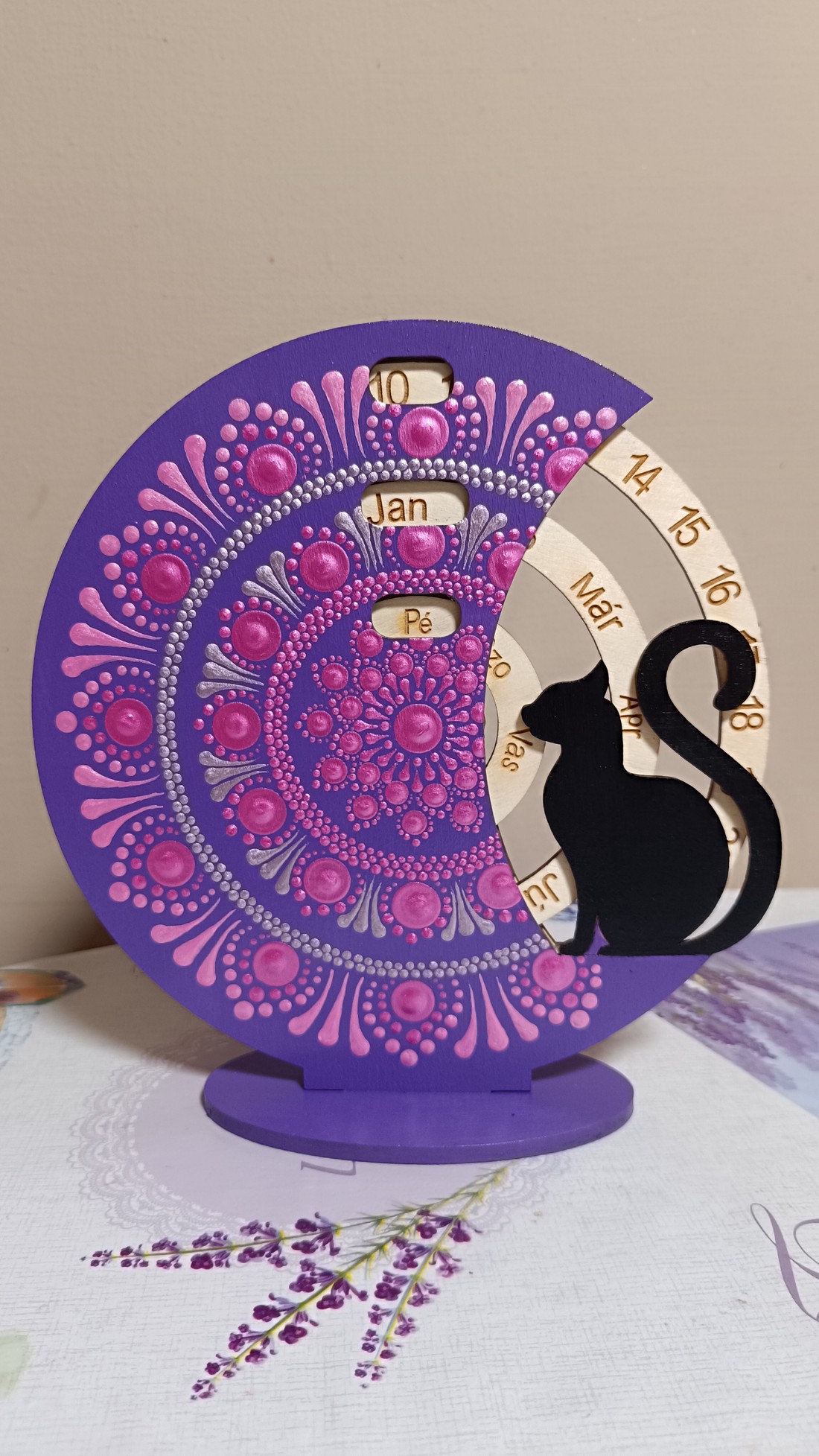 Calendar perpetuu Almond cu pisică - lavanda - - Artynos.ro Calendar perpetuu Almond cu pisică - lavanda - - Artynos.ro