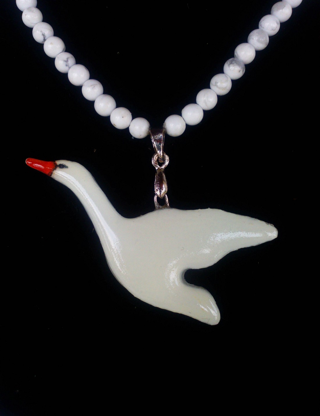 Lebădă în picioare, pandantiv din sticlă tiffany pe lanț cu mărgele de howlite - bijuterii - coliere - pandative - Artynos.ro