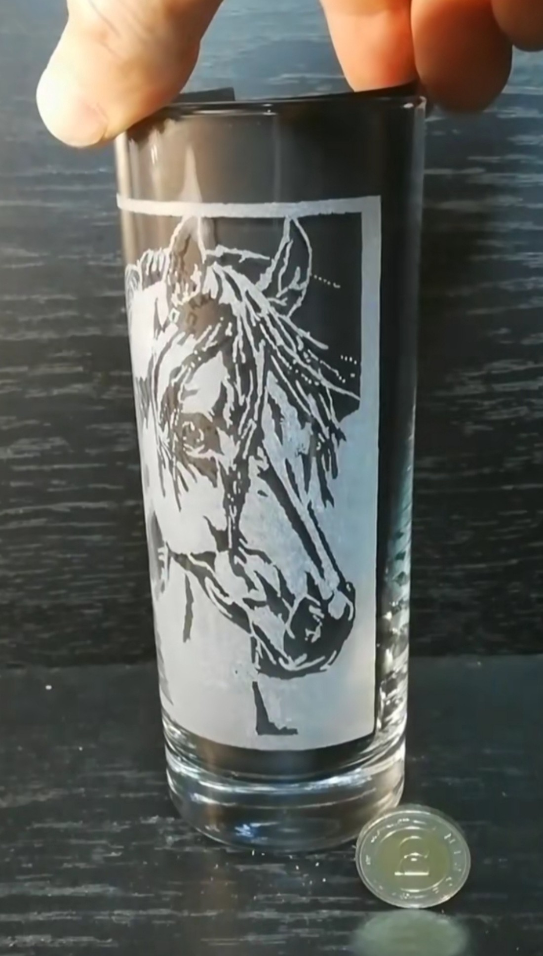 Pahar de sticlă cu model de cal, gravat manual  -  - Artynos.ro