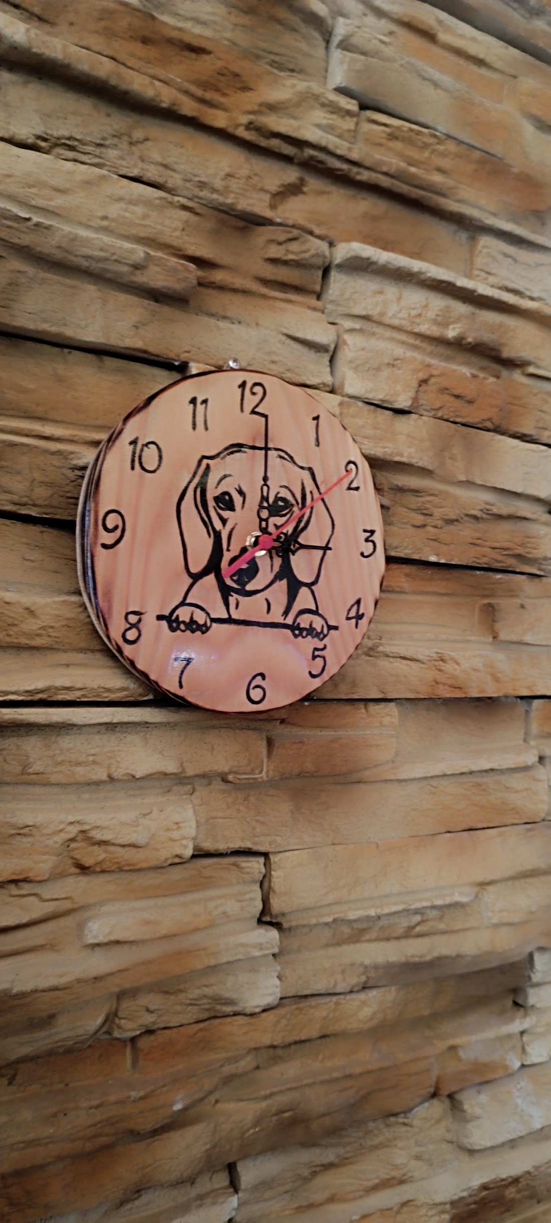 Ceas de perete din lemn cu câine dachshund - - Artynos.ro Ceas de perete din lemn cu câine dachshund - - Artynos.ro