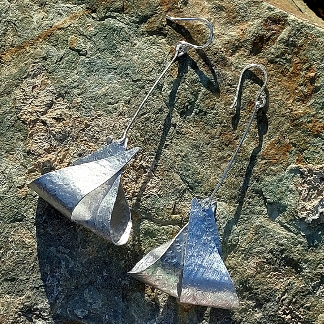 Cercei minimali din aluminiu - bijuterii - cercei lungi - Artynos.ro Cercei minimali din aluminiu - bijuterii - cercei lungi - Artynos.ro