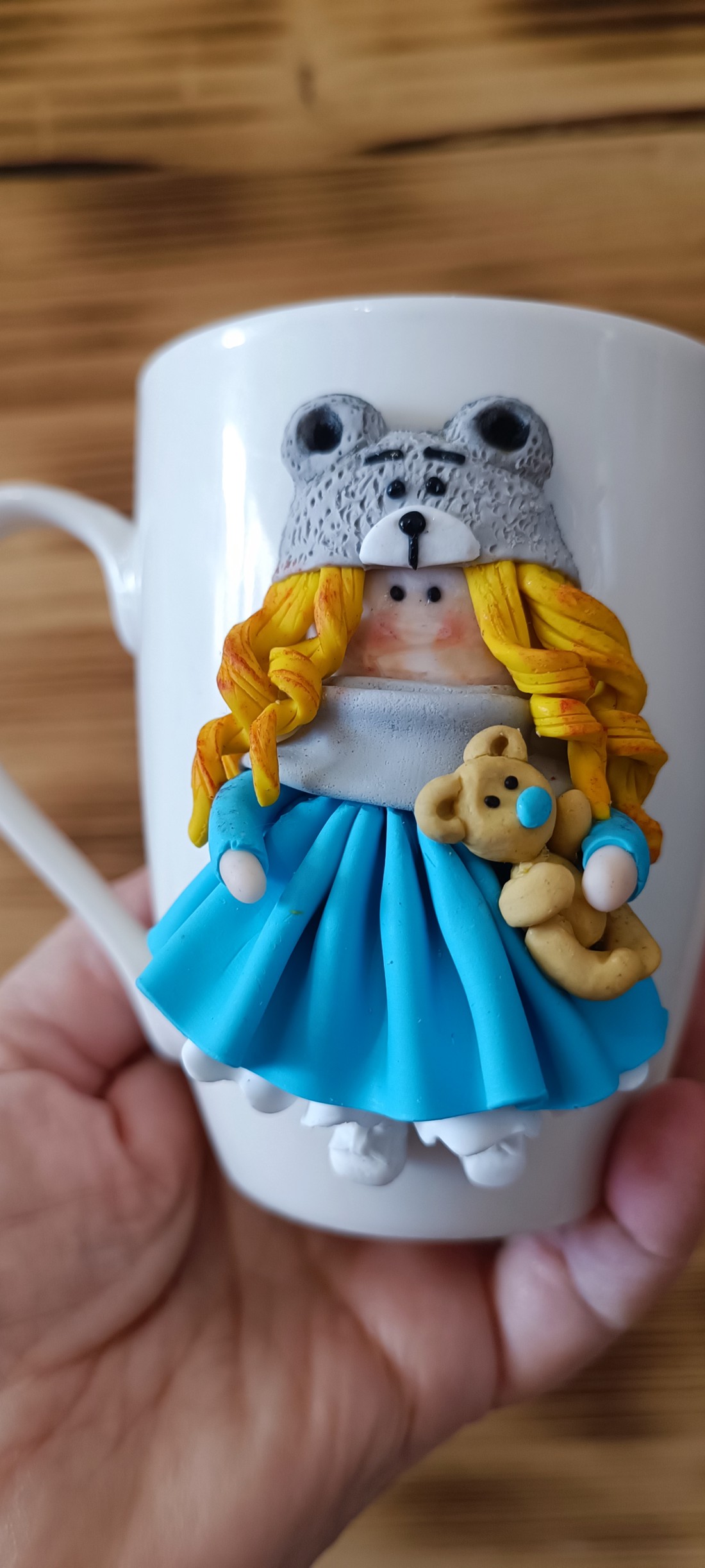 Cu decor de cană. Argilă polimerică. Fată cu urs în mână - - Artynos.ro Cu decor de cană. Argilă polimerică. Fată cu urs în mână - - Artynos.ro